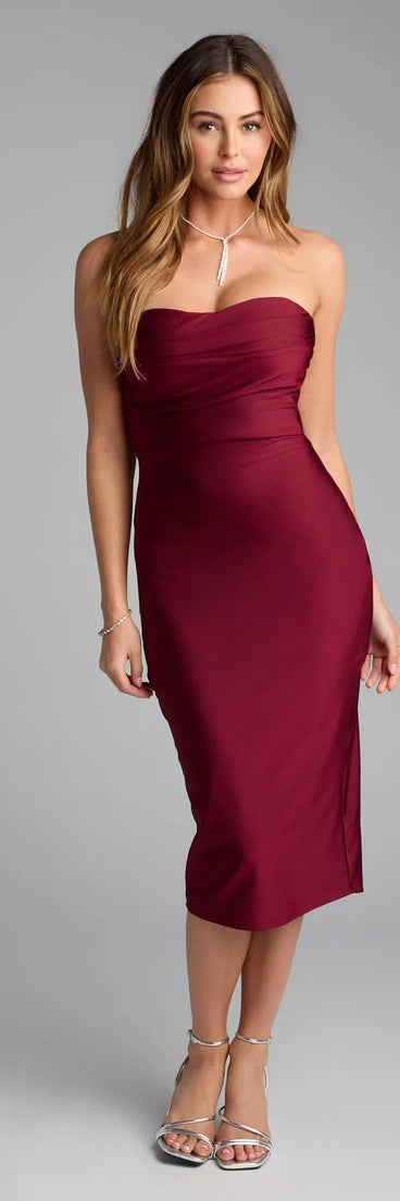 The Sweetheart Energy Strapless Midi Dress is your new go-to burgundy dress—effortless, versatile, and made to update your fall style in seconds.