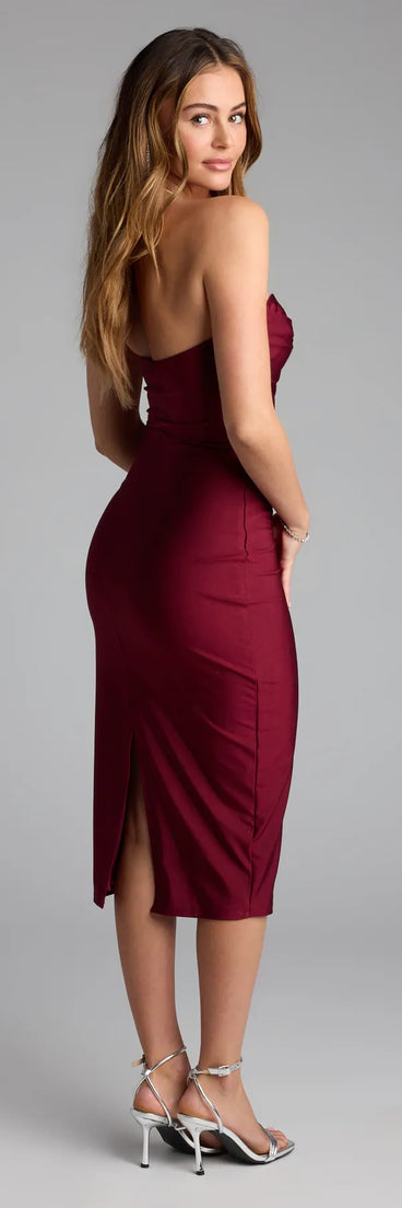 The Sweetheart Energy Strapless Midi Dress in burgundy features a flattering fit and mid-calf hem, redefining effortless midi dresses for any occasion.