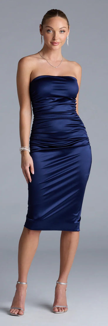 Feel instantly put-together in the Luxe Sheen Strapless Ruched Satin Midi Dress in navy blue, a stylish wedding guest dress designed for confident style and all-out celebration.