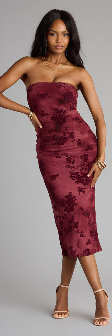 Style your seasonal looks with the Crushing On Velvet Flocked Floral Midi Dress, a trend-right, fall dress designed for any plan on your calendar with new and unqiue details.