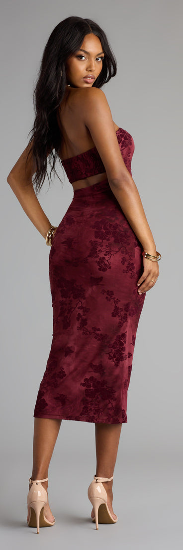 This piece brings trend-right energy to the Crushing On Velvet Flocked Floral Midi Dress, perfect for fall outfits that stand out.