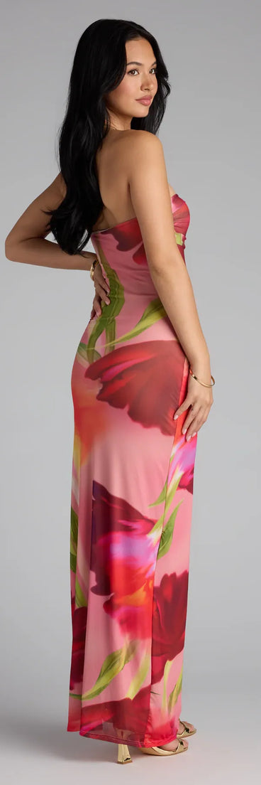 Style your seasonal looks with the Feelin' Bold Floral Mesh Strapless Maxi Dress, a trend-right, coral fall dress designed for any plan on your calendar with new and unqiue details.
