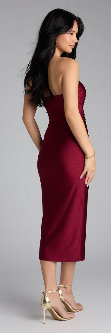 The Instant Connection Tube Midi Dress in burgundy features a flattering fit and mid-calf hem, redefining effortless midi dresses for any occasion.