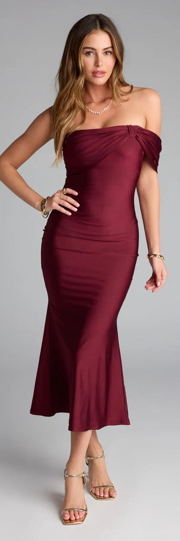 The Always Chic One-Shoulder Midi Dress is your new go-to burgundy dress—effortless, versatile, and made to update your fall style in seconds.