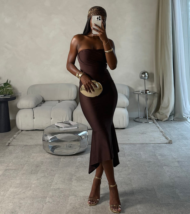 Style your seasonal looks with the Effortless Flirt Tube Ruffled Midi Dress, a trend-right, fall dress designed for any plan on your calendar with new and unqiue details.