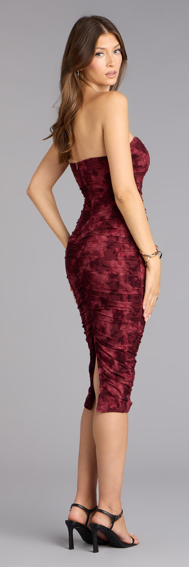 The Velvet Bloom Flocked Floral Strapless Midi Dress is your new go-to Windsor dress—effortless, versatile, and made to update your fall style in seconds.