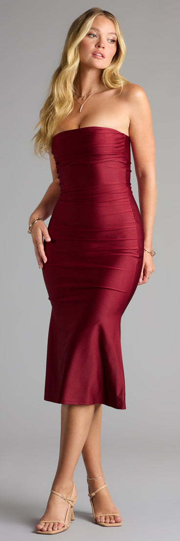 The Keep It Sleek Midi Dress is your new go-to Windsor dress—effortless, versatile, and made to update your fall style in seconds.