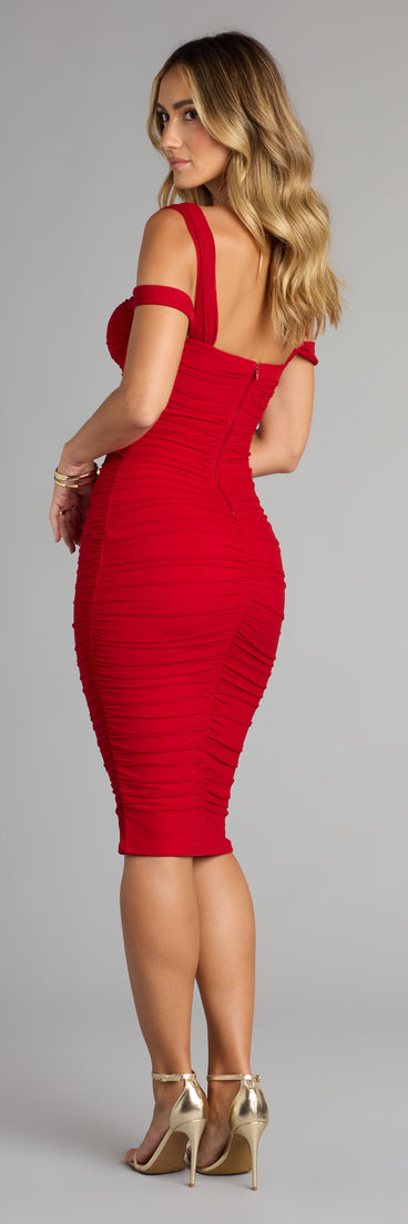 Style your seasonal looks with the Looking Fab Cold-Shoulder Ruched Bodycon Midi Dress, a trend-right, fall dress designed for any plan on your calendar with new and unqiue details.