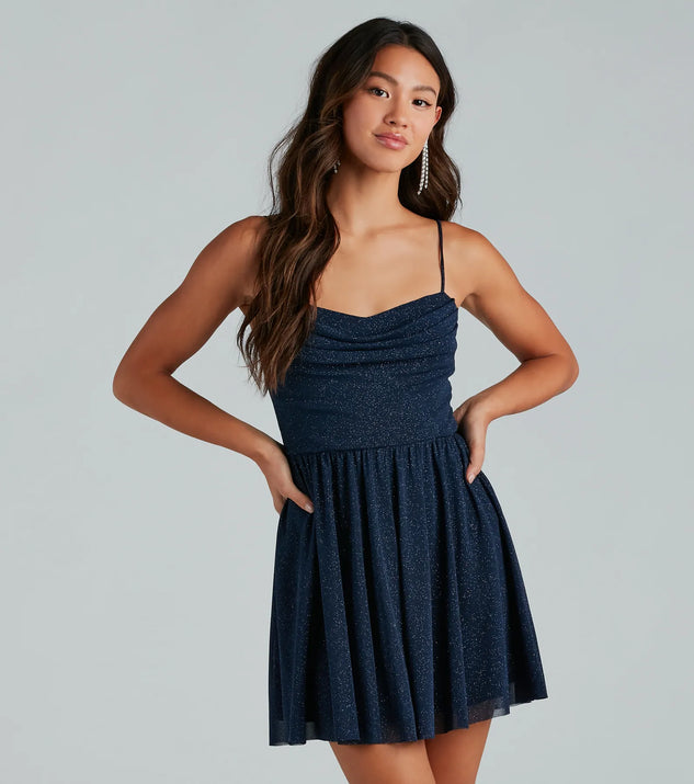 Step into winter chic with the Ready To Shine Glitter Short Skater Dress, a navy mini dress featuring an above-the-knee cut ideal for cocktail parties, festive gatherings, or clubwear.