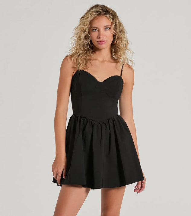 Step into winter chic with the Win Hearts Sweetheart Woven Short Skater Dress, a black mini dress featuring an above-the-knee cut ideal for cocktail parties, festive gatherings, or clubwear.