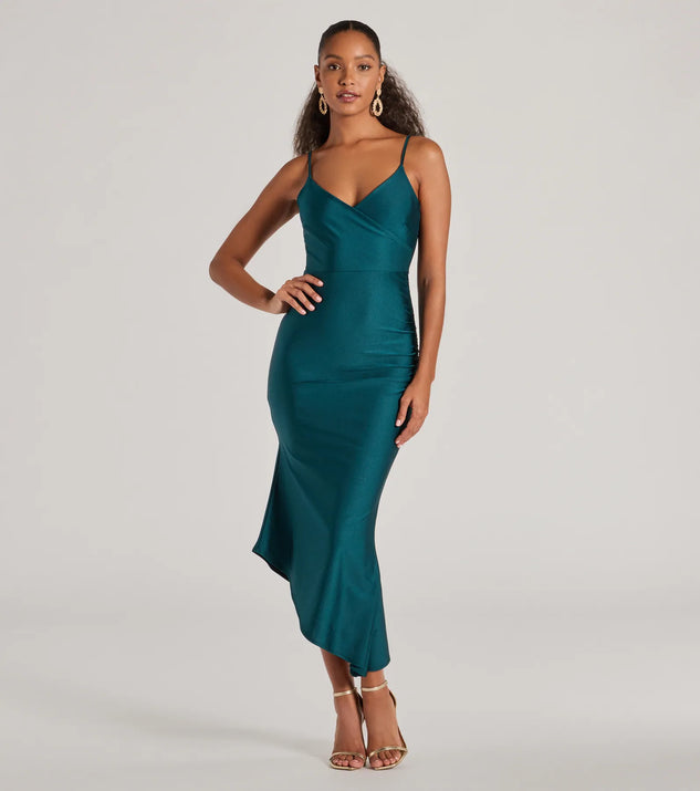 Make the big day unforgettable with the Spotlight Moment V-Neck Surplice Midi Dress, a gorgeous hunter green bridesmaid dress that balances elegance and affordability.