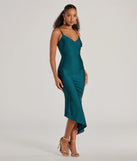 With its mid-calf hem and popular flattering fit, the Spotlight Moment V-Neck Surplice Midi Dress in hunter green nails the balance of trend and ease, redefining go-to midi dresses for any occasion.