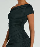 Step into winter chic with the Love The Feeling Short Sleeve Bodycon Mini Dress, a black mini dress featuring an above-the-knee cut ideal for cocktail parties, festive gatherings, or clubwear.