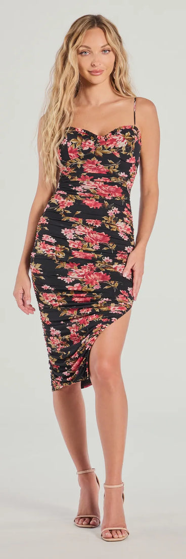 With its mid-calf hem and popular flattering fit, the Romantic Possibilities Floral Mesh Midi Dress in black nails the balance of trend and ease, redefining go-to midi dresses for any occasion.