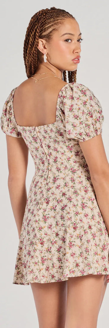 The Prettiest Darling Puff Sleeve Floral Skater Dress in natural brings sleek style to any graduation outfit, from cap and gown to after-party.