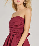 Step into winter chic with the Harper Strapless Tie-Back Skater Party Dress, a wine mini dress featuring an above-the-knee cut ideal for cocktail parties, festive gatherings, or clubwear.