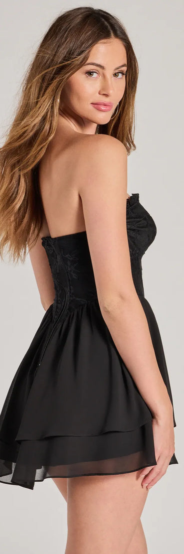 Own every entrance in the Dream Date Strapless Lace Corset Skater Dress, a black party dress perfect for milestone birthdays and grad parties, or dancing through autumn nights and unforgettable bachelorette celebrations.