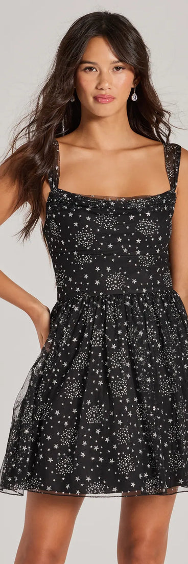 Step into winter chic with the Starry Night Glitter Tulle Skater Dress, a black mini dress featuring an above-the-knee cut ideal for cocktail parties, festive gatherings, or clubwear.