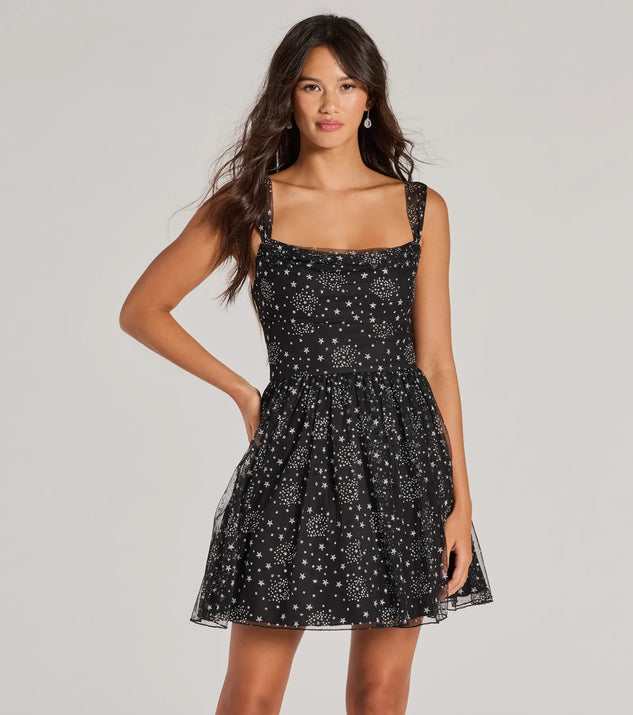 Step into winter chic with the Starry Night Glitter Tulle Skater Dress, a black mini dress featuring an above-the-knee cut ideal for cocktail parties, festive gatherings, or clubwear.