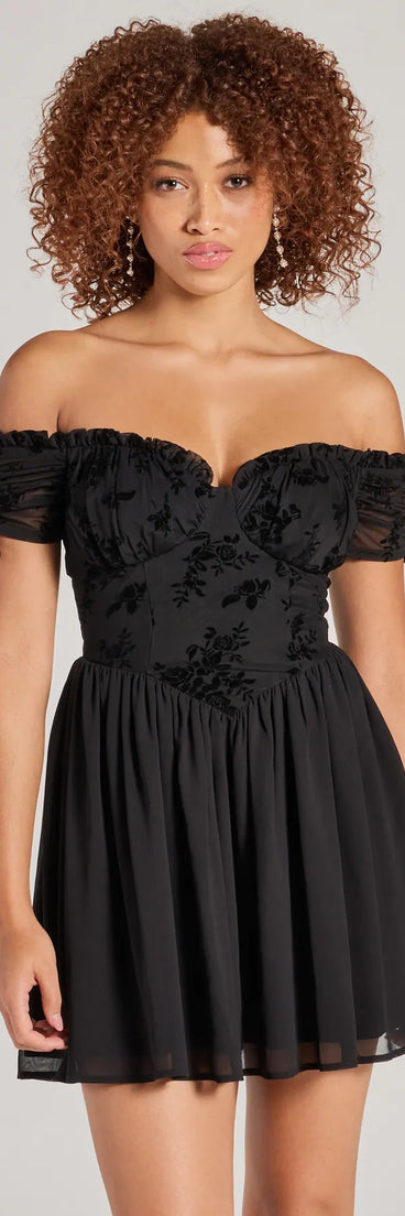 Step into seasonal chic with the Radiating Luxe Flocked Velvet Skater Dress, a black mini dress featuring an above-the-knee cut ideal for cocktail parties, festive gatherings, or clubwear.