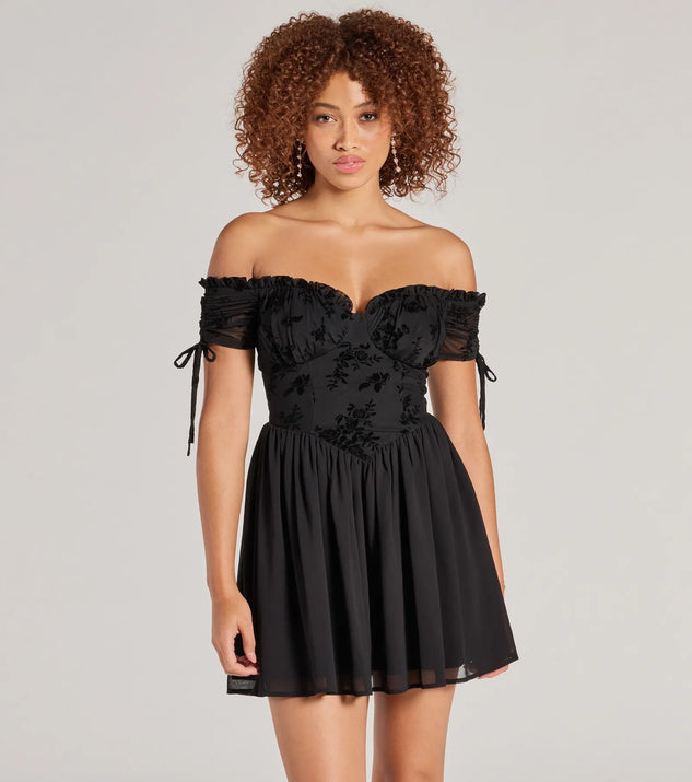 Step into seasonal chic with the Radiating Luxe Flocked Velvet Skater Dress, a black mini dress featuring an above-the-knee cut ideal for cocktail parties, festive gatherings, or clubwear.