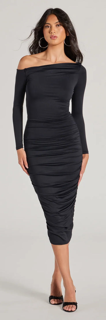 With its mid-calf hem and popular flattering fit, the Dinner Date Off-The-Shoulder Long Sleeve Midi Dress in black nails the balance of trend and ease, redefining go-to midi dresses for any occasion.