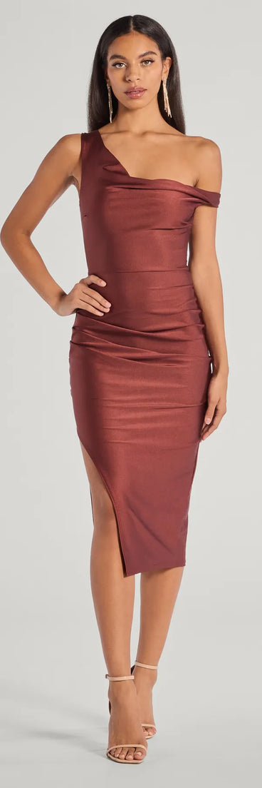 Make the big day unforgettable with the Iconic Silhouette Off-Shoulder High Slit Midi Dress, a gorgeous red bridesmaid dress that balances elegance and affordability.