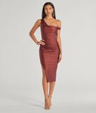 Make the big day unforgettable with the Iconic Silhouette Off-Shoulder High Slit Midi Dress, a gorgeous red bridesmaid dress that balances elegance and affordability.
