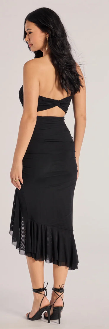 With its mid-calf hem and popular flattering fit, the Glam Sophistication Sleeveless Cutout Midi Dress in black nails the balance of trend and ease, redefining go-to midi dresses for any occasion.