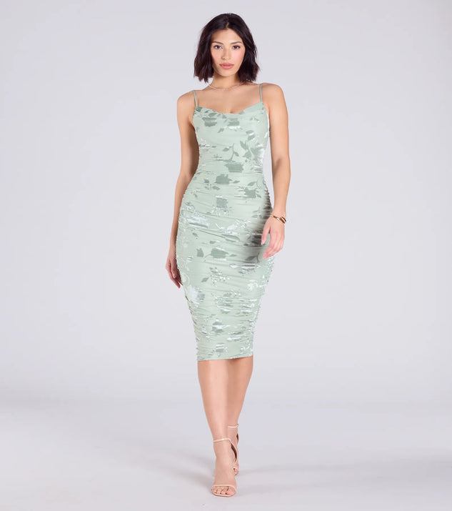 With its mid-calf hem and popular flattering fit, the Cocktail Soiree Floral Velvet Midi Dress in sage green nails the balance of trend and ease, redefining go-to midi dresses for any occasion.