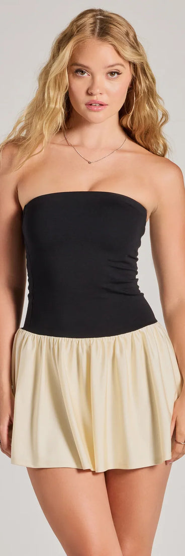 Step into seasonal chic with the On-Trend Vibe Strapless Drop Waist Skater Dress, a black mini dress featuring an above-the-knee cut ideal for cocktail parties, festive gatherings, or clubwear.