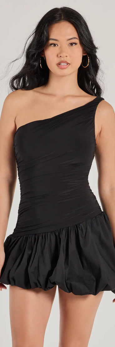 Step into winter chic with the Cute Trendsetter Drop Waist Bubble Hem Skater Dress, a black mini dress featuring an above-the-knee cut ideal for cocktail parties, festive gatherings, or clubwear.