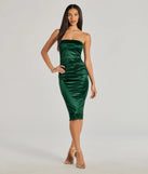 With its mid-calf hem and popular flattering fit, the Luxe Sheen Strapless Ruched Satin Midi Dress in emerald green nails the balance of trend and ease, redefining go-to midi dresses for any occasion.