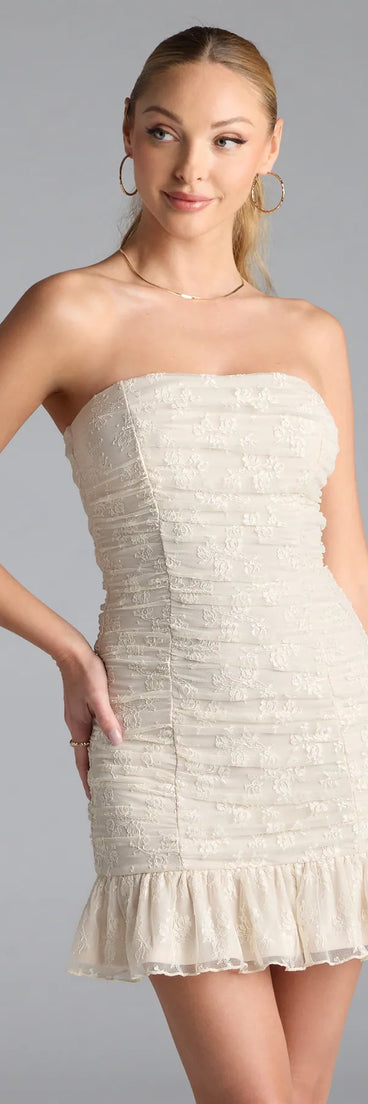Feel ready for every dance floor moment or feed-worthy reel in the Romance Dreamer Strapless Bodycon Lace Mini Dress, a ivory homecoming dress designed to own your moment.