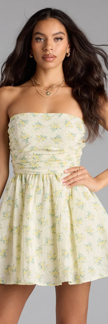 Soak up the season in the Sunny Chic Floral Strapless Skater Dress, a ivory sundress styled for easy days, outdoor plans, and everything in between.