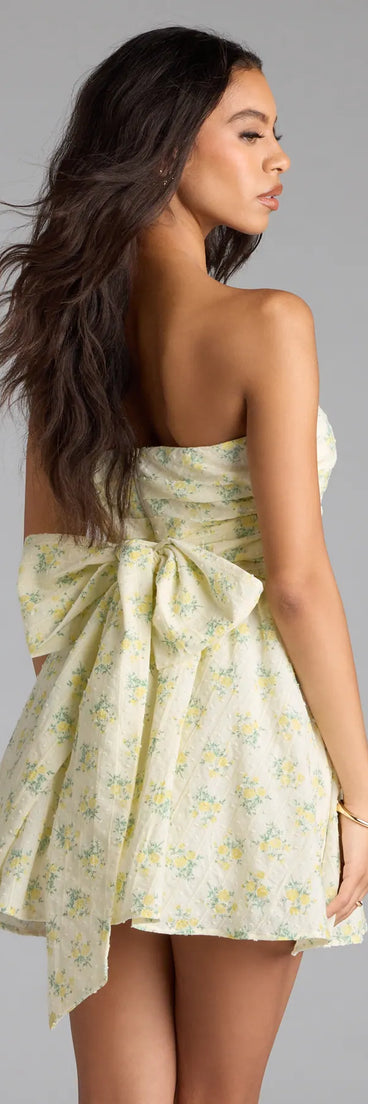 Shine with confidence, elegance, and standout style in the Sunny Chic Floral Strapless Skater Dress—a ivory graduation dress designed with a fresh silhouette and the latest trends.