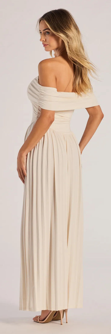 Whether you're headed to brunch or running errands, the Compelling Romantic Off-The-Shoulder Pleated Maxi Dress in ivory delivers effortless style in a breathable, go-to casual dress.