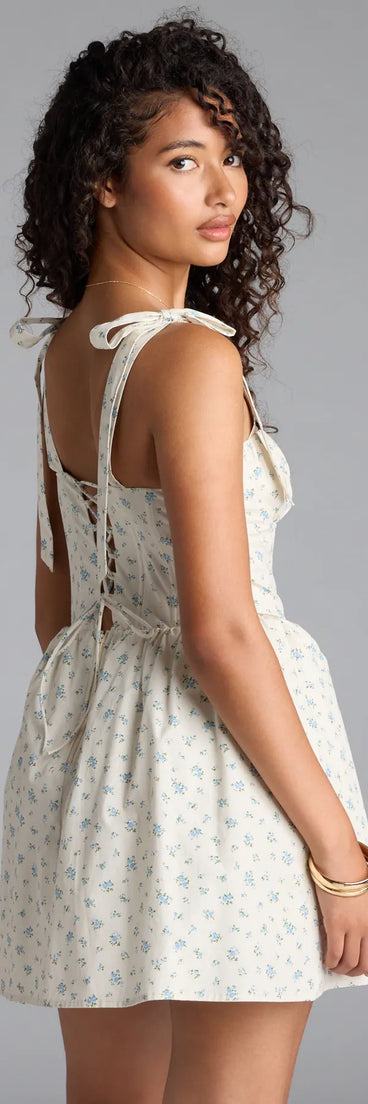 The Flower Fields Lace-Up Corset Skater Dress in ivory brings sleek style to any graduation outfit, from cap and gown to after-party.