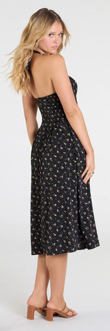 With its mid-calf hem and popular flattering fit, the Set The Tone Halter A-Line Floral Midi Dress in black nails the balance of trend and ease, redefining go-to midi dresses for any occasion.