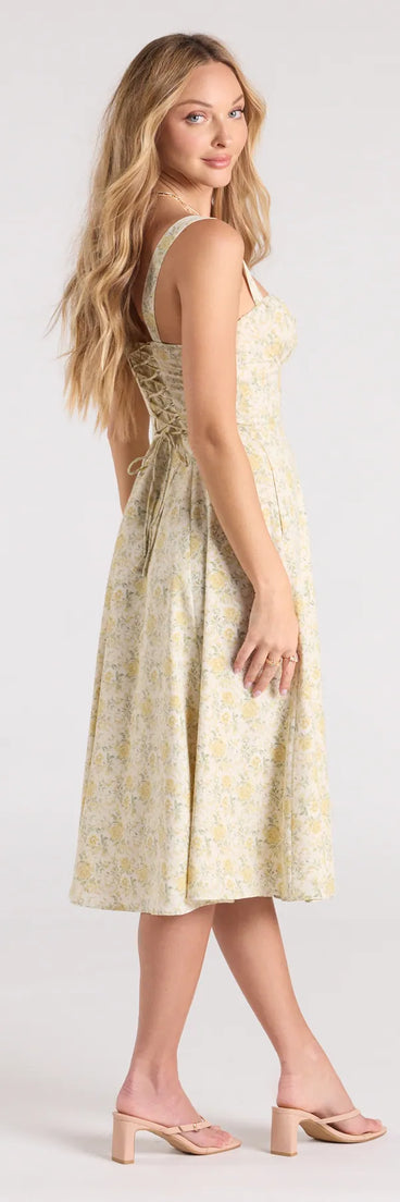 With its mid-calf hem and popular flattering fit, the Pretty Day Corset Floral Midi Dress With Pockets in natural nails the balance of trend and ease, redefining go-to midi dresses for any occasion.