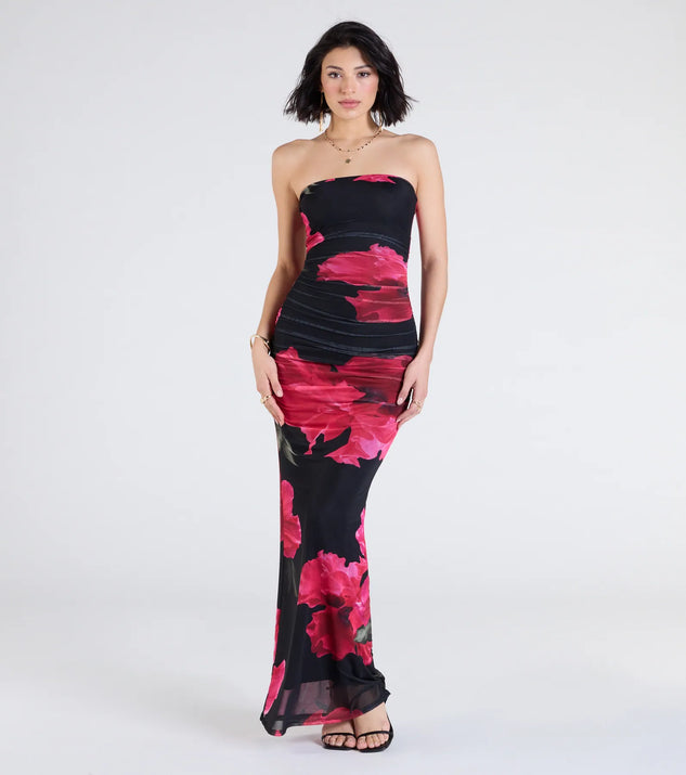 Make a bold statement in the Perfect Petals Strapless Floral Maxi Dress in black, the perfect summer dress for weddings, cocktail hours, nights out, and/or seasonal celebrations.
