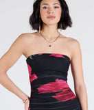 Feel instantly put-together in the Perfect Petals Strapless Floral Maxi Dress in black, a summer wedding guest dress designed for confident style and all-out celebration.