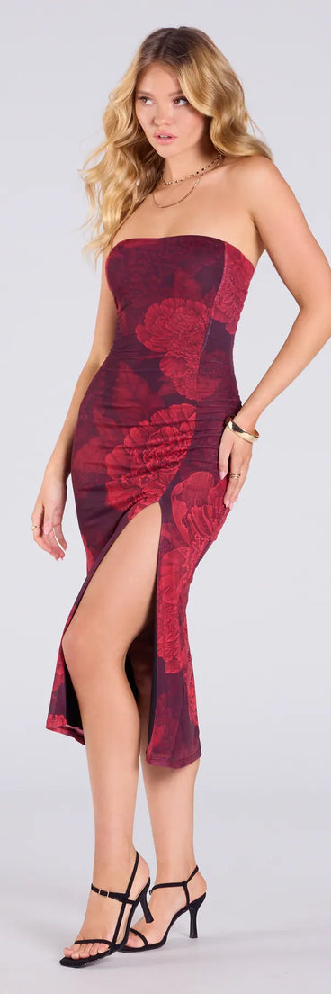 With its mid-calf hem and popular flattering fit, the Feeling Artsy In Floral Slit Midi Dress in plum nails the balance of trend and ease, redefining go-to midi dresses for any occasion.