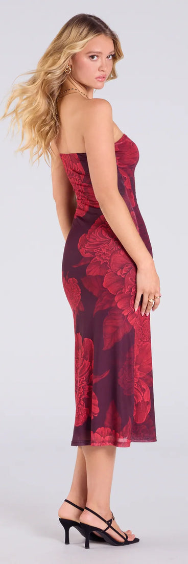 Make a bold statement in the Feeling Artsy In Floral Slit Midi Dress in plum, the perfect fall dress for weddings, cocktail hours, nights out, and/or seasonal celebrations.