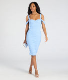 With its mid-calf hem and popular flattering fit, the Looking Fab Cold-Shoulder Ruched Bodycon Midi Dress in light blue nails the balance of trend and ease, redefining go-to midi dresses for any occasion.