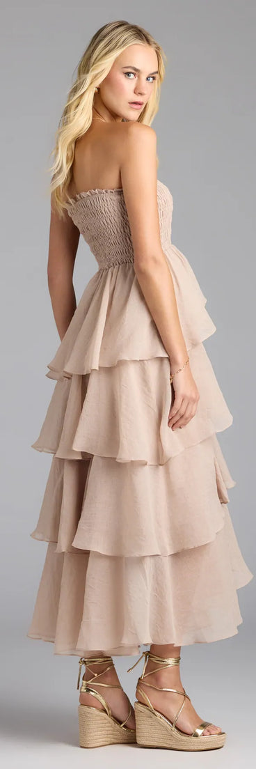 Soak up the season in the Breezy As Can Be Strapless Ruffled Midi Dress, a natural sundress styled for easy days, outdoor plans, and everything in between.