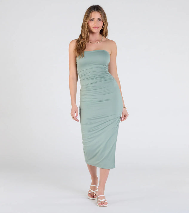 With its mid-calf hem and popular flattering fit, the Casually Sultry Strapless Bodycon Midi Dress in sage green nails the balance of trend and ease, redefining go-to midi dresses for any occasion.