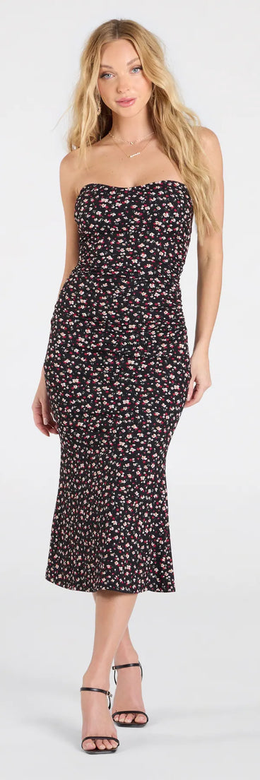 With its mid-calf hem and popular flattering fit, the Sweetest Soul Strapless Floral Flare Midi Dress in black nails the balance of trend and ease, redefining go-to midi dresses for any occasion.