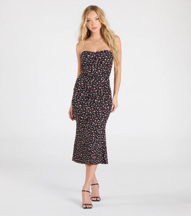 With its mid-calf hem and popular flattering fit, the Sweetest Soul Strapless Floral Flare Midi Dress in black nails the balance of trend and ease, redefining go-to midi dresses for any occasion.