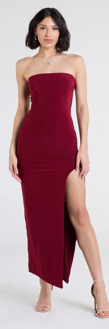 The Sleek Fit Strapless High Slit Maxi Dress is your new go-to wine dress—effortless, versatile, and made to update your fall style in seconds.